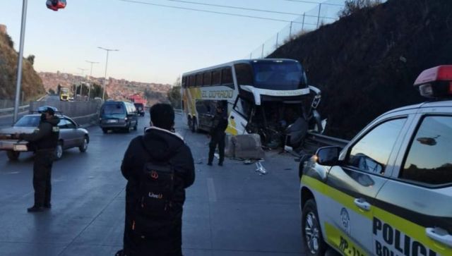 Muere el conductor de un ómnibus por accidente en la Autopista La Paz-El Alto