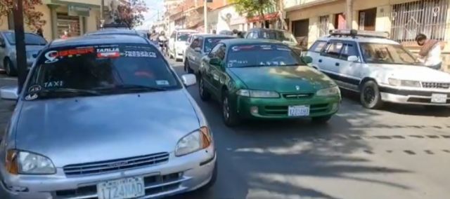 Tres policías aprehendidos tras disparo a una taxista en Tarija Tres policías aprehendidos tras disparo a una taxista en Tarija