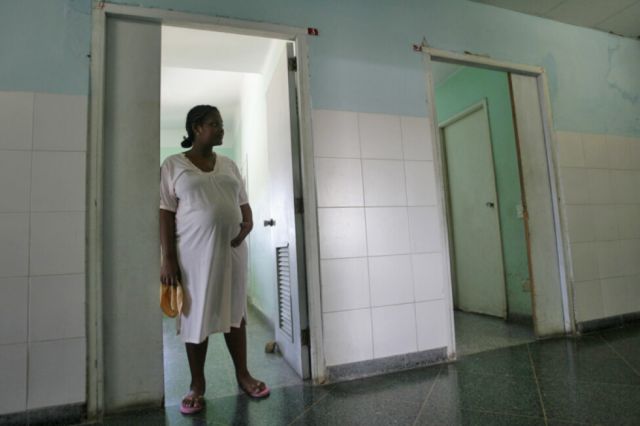 Una embarazada permanece en la puerta de su habitación de un hospital obstétrico ginecológico