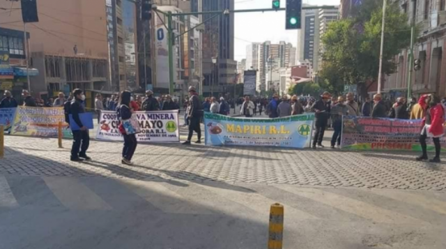 Mineros auríferos bloquean en 16 puntos de la ciudad de La Paz en segundo día de protestas