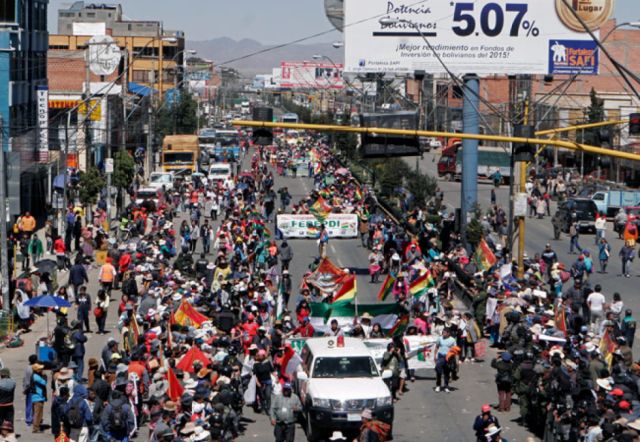 Paceños anuncian marcha con banderas blancas