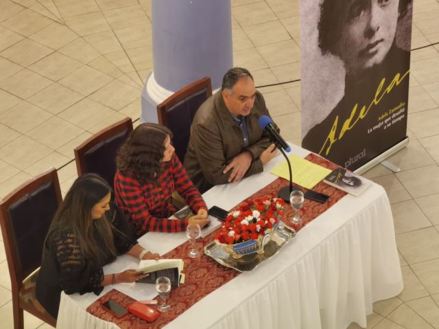 El autor presenta su obra.