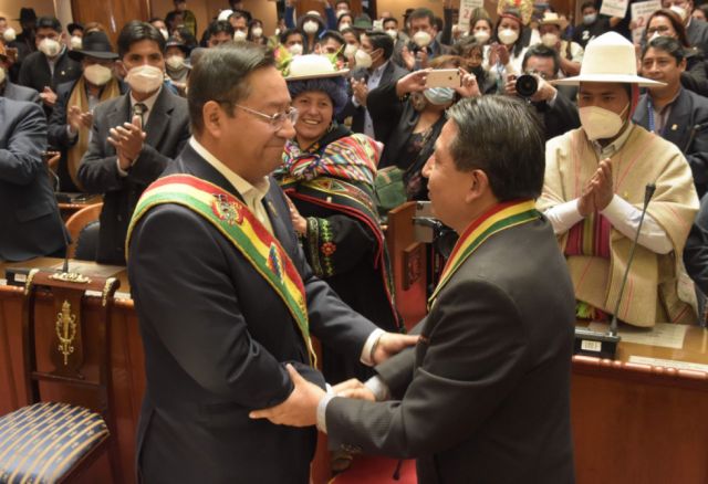 Arce abraza a Choquehuanca en la posesión