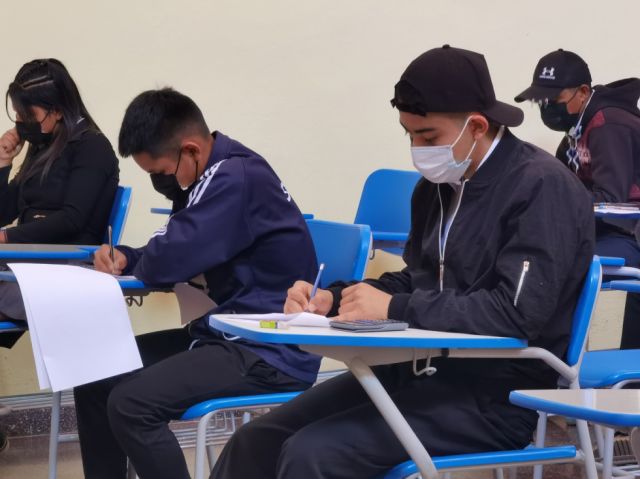Estudiantes de todos los colegios.
