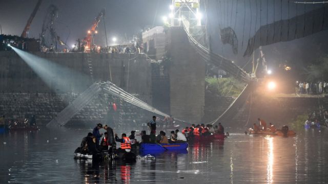 VIDEO: Momento del derrumbe de un puente colgante en la India que dejó más de 100 víctimas