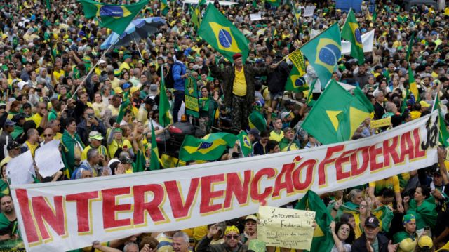 Miles de seguidores de Bolsonaro reclaman en Río de Janeiro una intervención militar para evitar la asunción de Lula da Silva