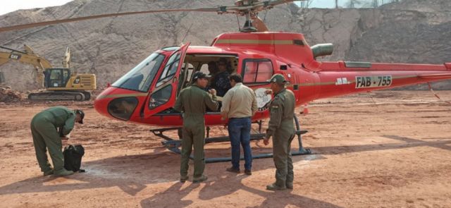 Un helicóptero colabora