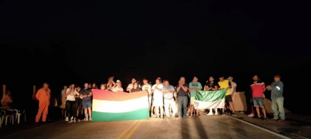 Cívicos de Villa Montes en un punto de bloqueo