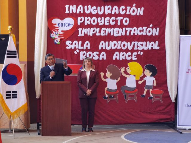 Víctor Encinas, director de la UE Rosa Arce.