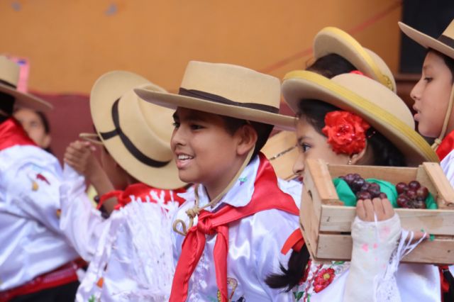 Alegría de la infancia bailando rueda chapaca.