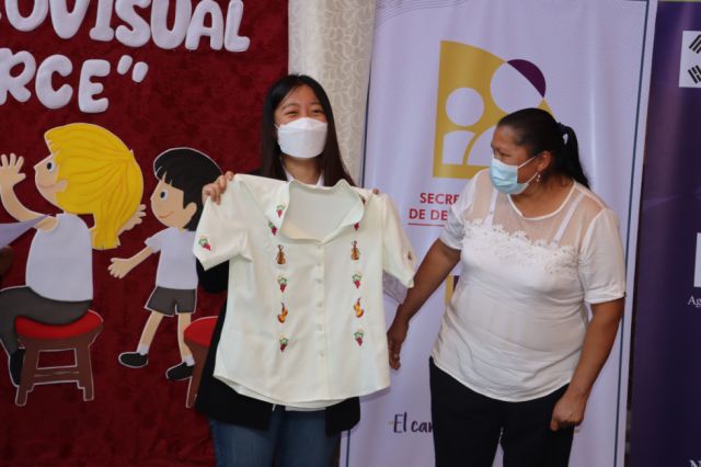 Agasajo con una camisa carnavalera.