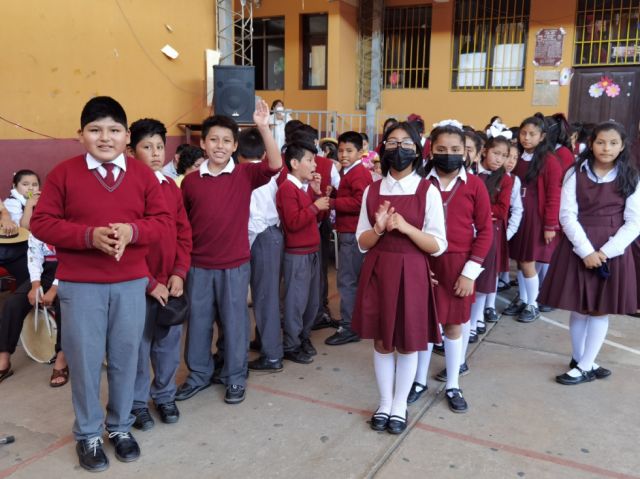 Formación del coro antes de ingresar a cantar.