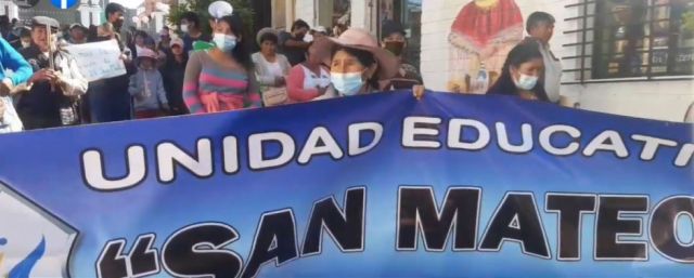 Padres protestan para exigir la culminación del colegio San Mateo en Tarija