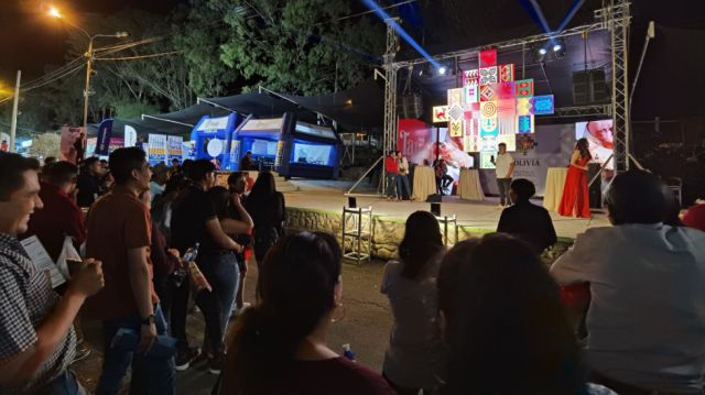 Humor con Pepona TV en el stand del Viceministerio de Comunicación.