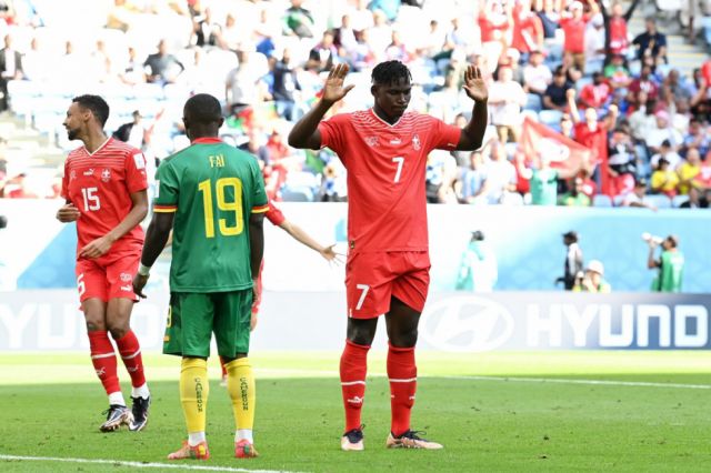Nació en Camerún, juega para Suiza y fue verdugo de su país natal 