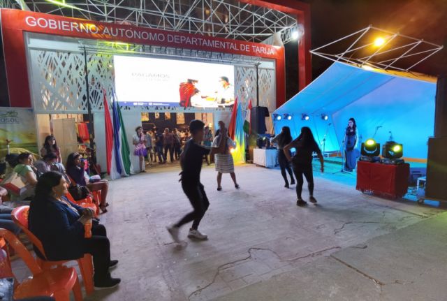 Cueca chapaca a la puerta del stand de la Gobernación.