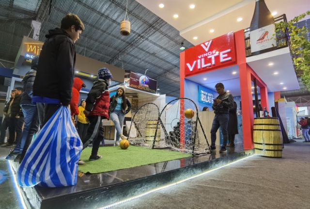 Premio al gol en el stand de increíble stand de Vinos Vilte.