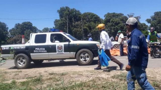 Efectivos policiales en el punto de bloqueo