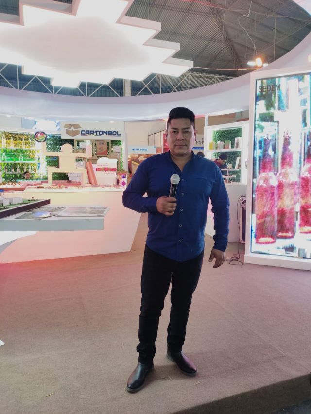 César Barrancos Flores, el presentador oficial de las actividades del stand del SEDEM.