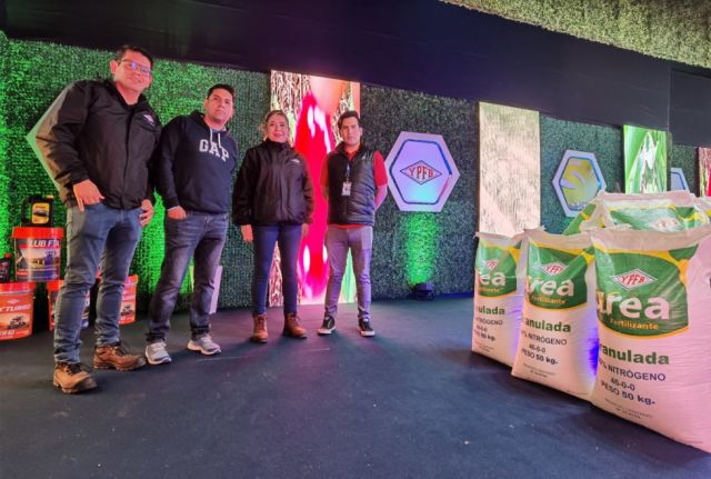 YPFB expone sus productos y destaca la úrea fertilizante.