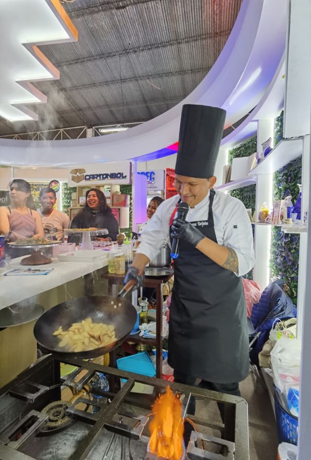 El chef Wilfredo Paredes de Cocineros Tarijeños prepara alimentos exquisitos con los productos del subsidio.