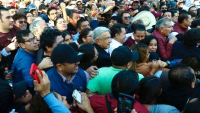Miles de mexicanos marchan para mostrar su apoyo al Gobierno