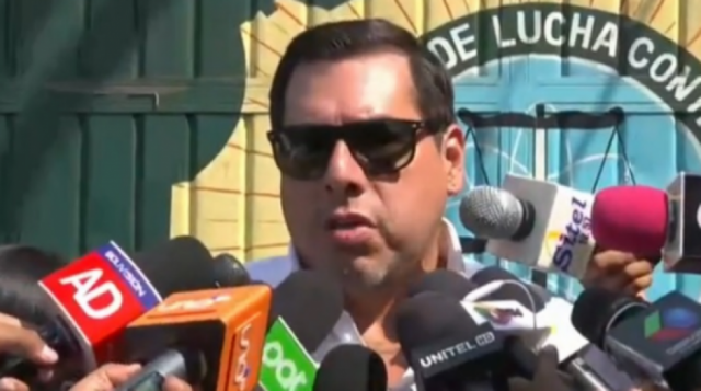 Presentan denuncia contra más de 50 personas que atentaron la casa donde estaba Calvo el sábado