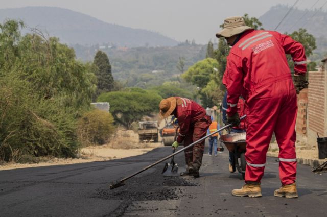 La Alcaldía asfalta más de 3 Km del camino a Obrajes 