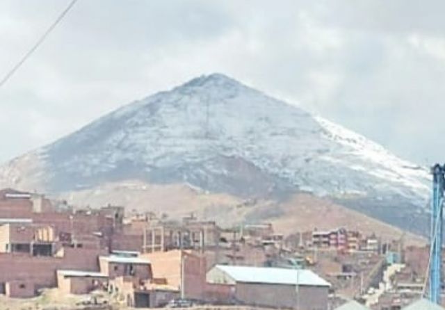 Tras la prolongada falta de lluvias, una nevada alegra la ciudad de Potosí
