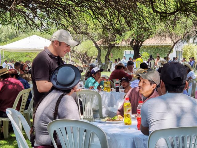 Pablo Oliva visitando a sus amigos productores de uva.