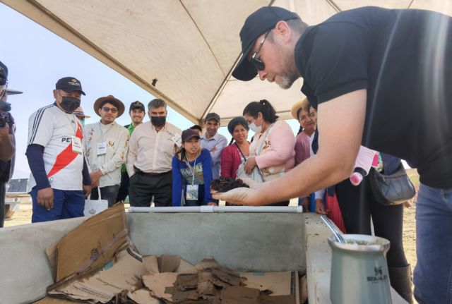 Matías Gutiérrez muestra las lombrices a los visitantes.