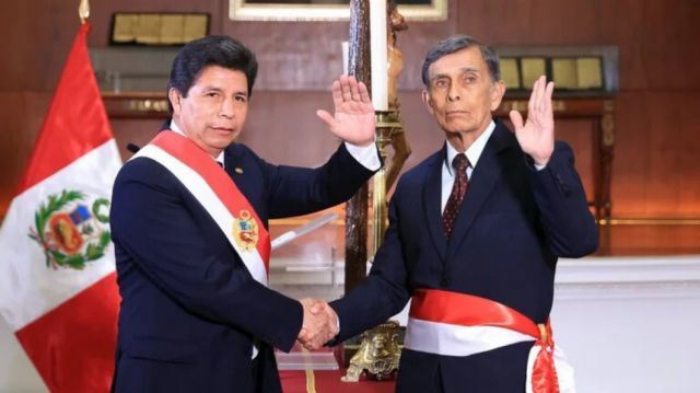 Perú: Jura nuevo ministro de Defensa ante Castillo