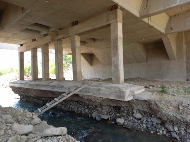 Una de las pilas provisorias del puente