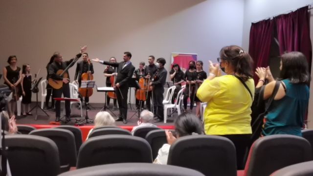 Ovación de pie para los músicos