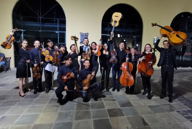 La Orquesta Filarmónica de Tarija con el guitarrista Marcos Puña