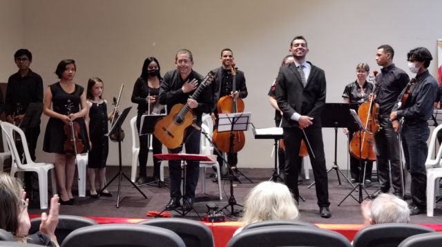 El agradecimiento del guitarrista con el público tarijeño