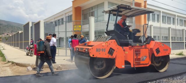 Municipio asfalta accesos al Hospital San Antonio