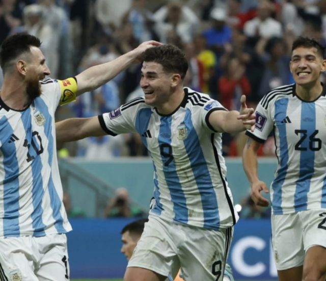 Argentina gana 3-0 a Croacia con un Messi iluminado