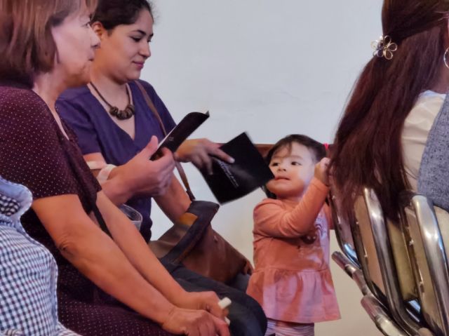 Público de todas las edades viene a escuchar a Sarah