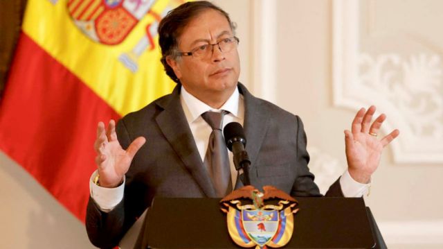 Petro anuncia un aumento salarial de 16 % en Colombia