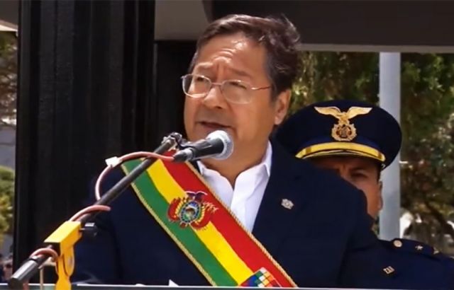 Arce llama a militares a defender al Estado de las élites antipatria