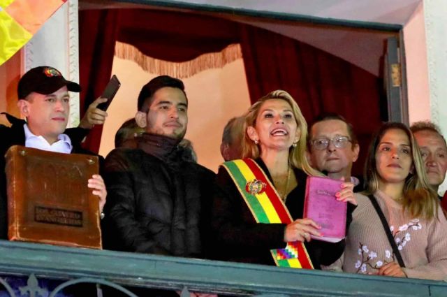 Áñez y sus hijos en Palacio Quemado junto a Luis Fernando