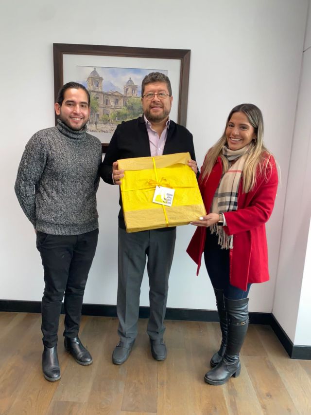 Carolina entrega un regalo a Samuel Doria Medina