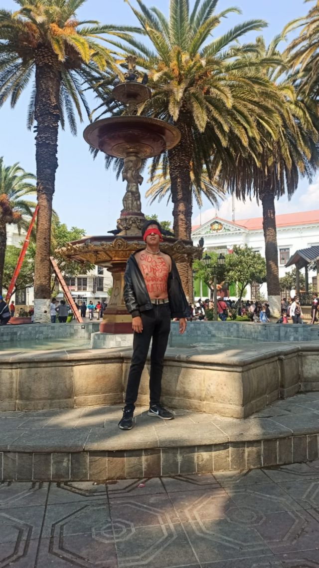 Performance en la plaza Luis de Fuentes