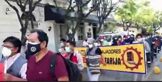 Fabriles marchan denunciando despidos indirectos