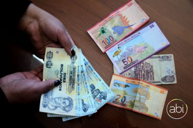 Mirar, tocar e inclinar, los tips para reconocer billetes falsos 