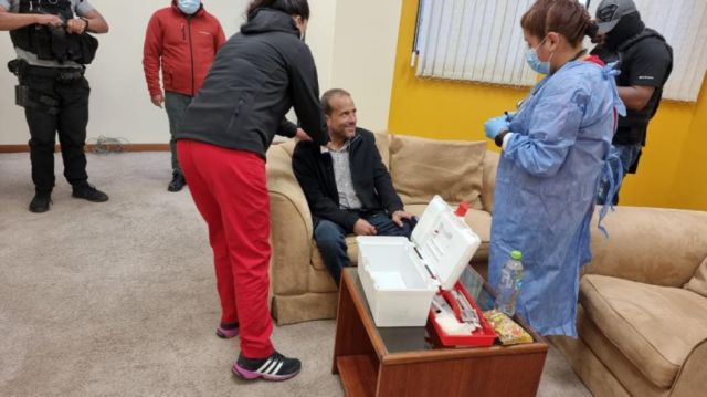 Del Castillo exhibe a Camacho y dice que está bien de salud