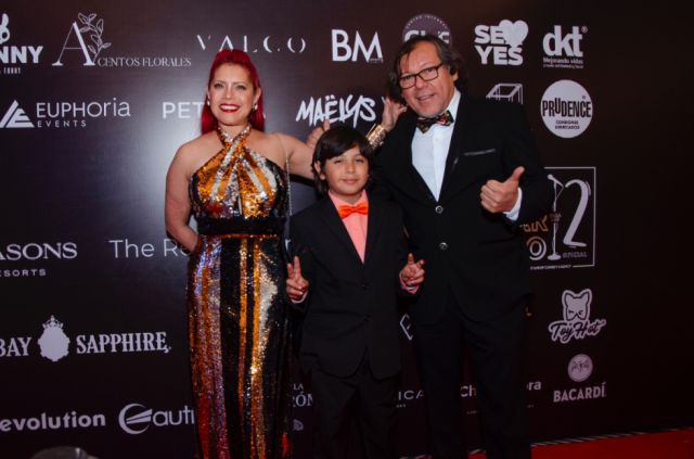 El productor boliviano Vladimir Suárez y su familia