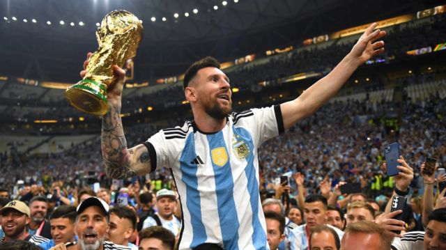 MESSI EN LO MÁS ALTO: Argentina se consagró campeón del Mundo y la imagen de Lionel mirando el trofeo en 2014, se la cambió este año por la de estar en hombros con el título más pr