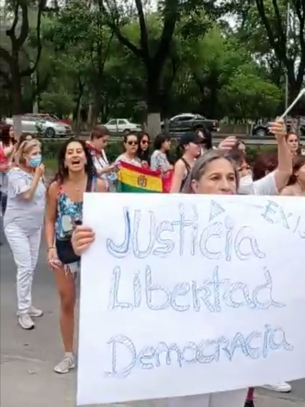 En Tarija, mujeres marchan para exigir la liberación de Camacho 